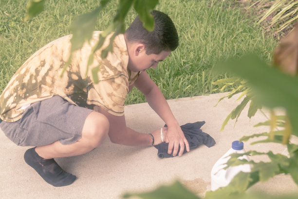 在新冠病毒期间，年轻的拉丁裔男子在美国用扎染工艺制作鲜艳的T恤。图片下载