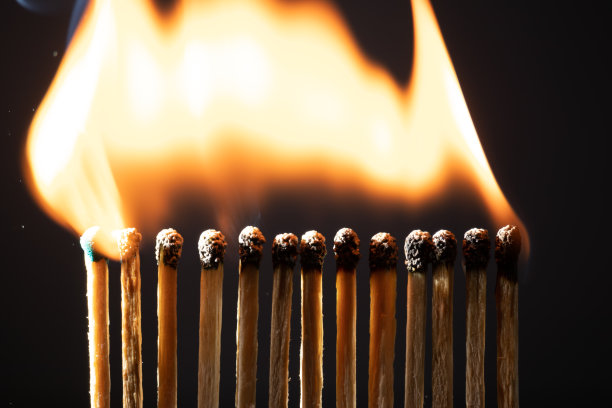 没有距离的火柴一根一根地点燃，蔓延着火苗。如果人与人之间没有足够的距离，COVID-19同样可以传播图片下载