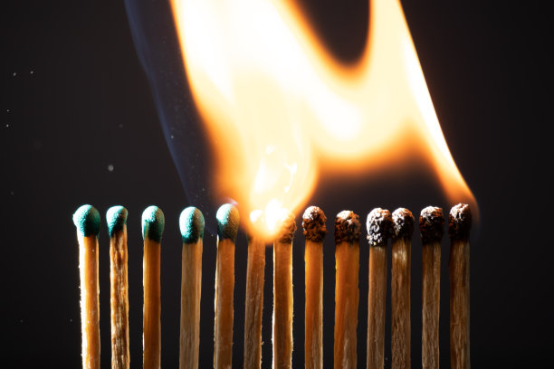 没有距离的火柴一根一根地点燃，蔓延着火苗。如果人与人之间没有足够的距离，COVID-19同样可以传播图片下载