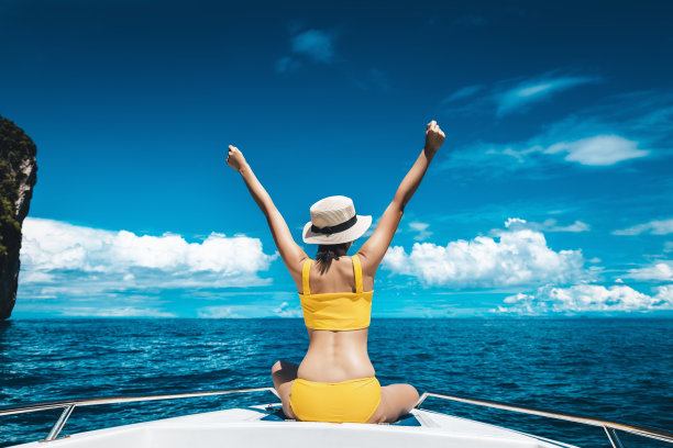 亚洲比基尼女游客放松和旅游在玛雅湾普吉岛泰国图片下载