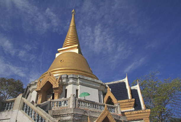 蓝蓝的天空下正午的佛塔图片下载