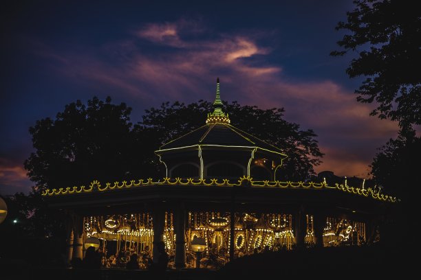 日落和旋转木马图片下载