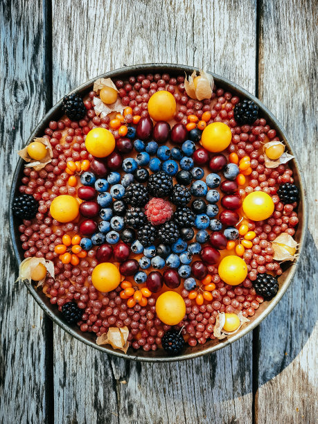 桌上有新鲜自制的五颜六色的水果蛋糕图片下载