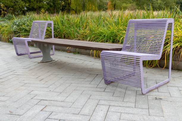 金属椅子、扶手椅、长凳一年四季都可以用于花园，冬天不需要盖上或移走，后院的实心家具图片下载