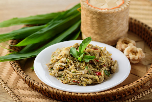 泰国北部食物，辣竹笋蟹酱沙拉图片下载