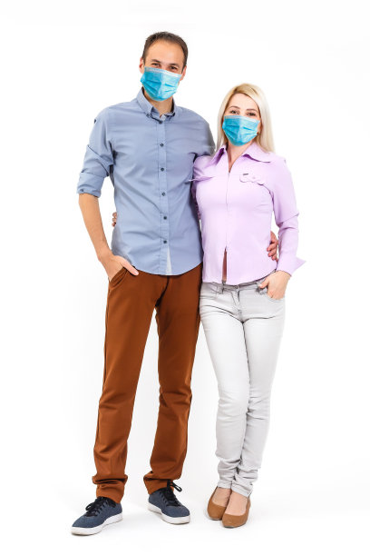 戴防护口罩的家人被隔离。冠状病毒感染者的正常生活。生活方式COVID-19。隔离病毒，防护无菌居家齐心图片下载
