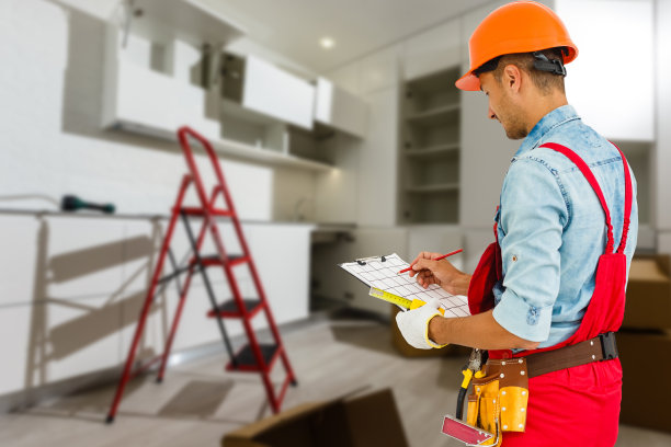 在施工背景下，工人带着diy工具带图片下载