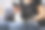 女性在家里使用平板电脑图片下载