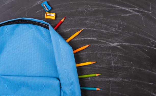 回到学校购物背包，配件在学生的蓝色书包上的黑板图片下载