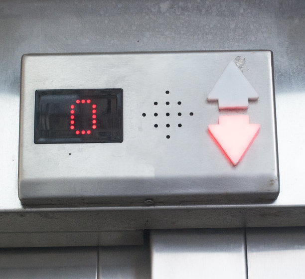 电梯按钮上的数字靠近了图片下载