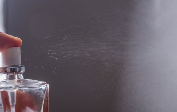 几滴香水悬浮在空气中图片下载