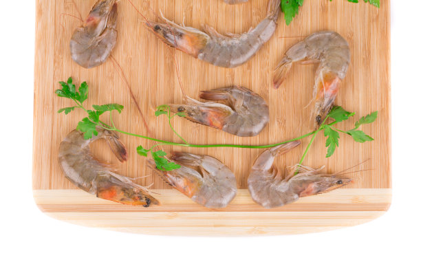 切菜板上的生虾。图片下载