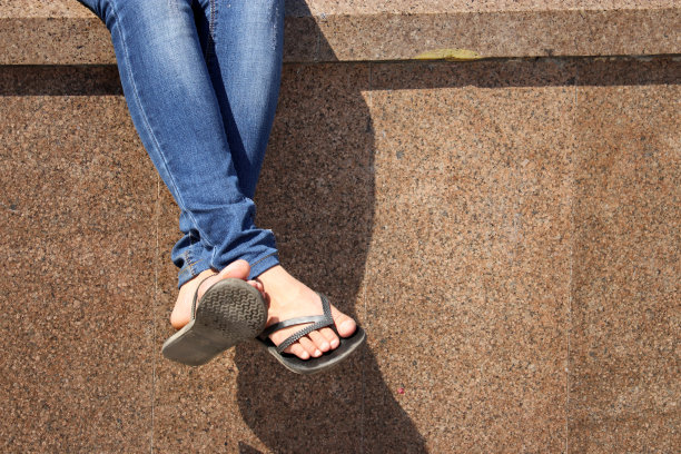 穿着凉鞋走在街上的女人腿图片下载