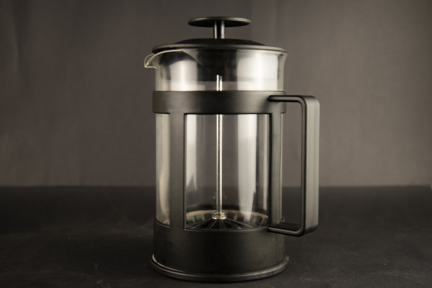 法式压滤机用于在黑色背景上制作过滤咖啡图片下载