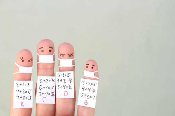 人们的手指艺术。2019冠状病毒感染的概念学生佩戴医用口罩。图片下载