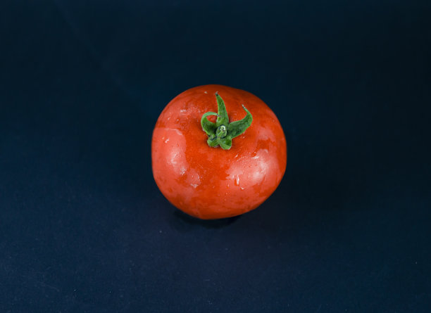 顶视图的番茄在黑色的背景图片下载