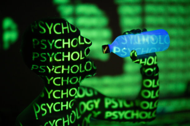 年轻的成年人在带有字母和单词的紫外线下饮用瓶装水。图片下载