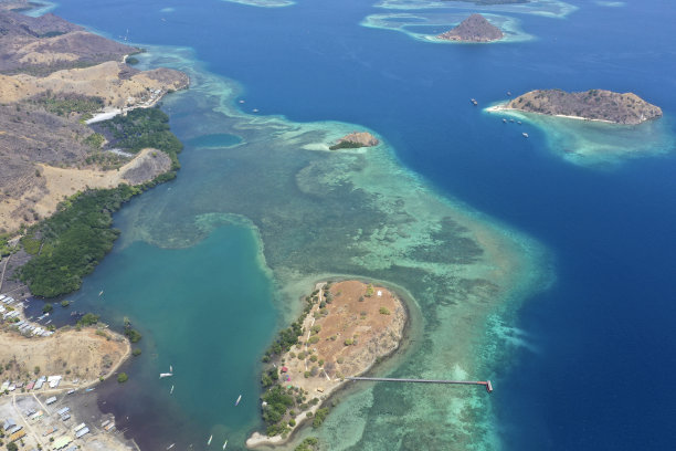 鸟瞰图美丽的Manjaja岛，蓝色和绿色的海洋，传统的木制码头和渔村位于纳uan Bajo，印度尼西亚。热门的旅游目的地。图片下载