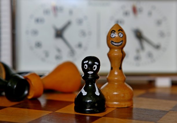 棋盘上的棋子图片下载