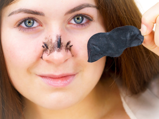 女人去除毛孔剥离面膜从鼻子图片下载