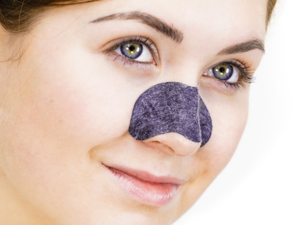 女人在鼻子上涂毛孔贴图片下载