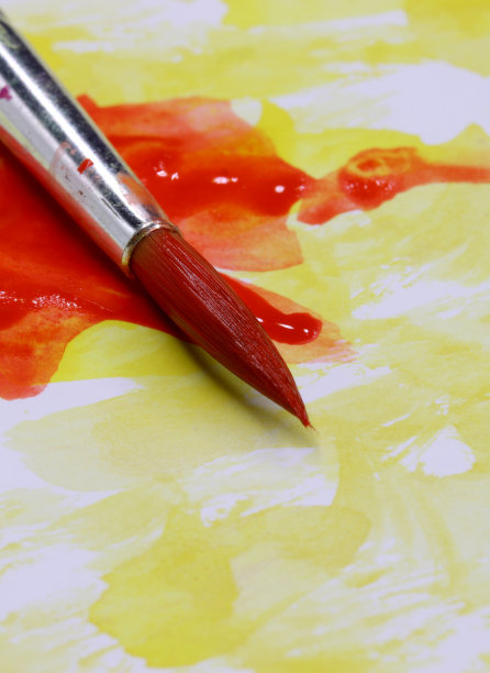特写笔刷和彩色背景上的油漆图片下载