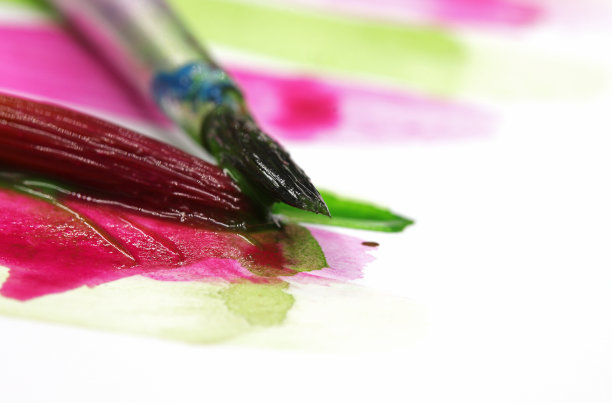 特写笔刷和彩色背景上的油漆图片下载