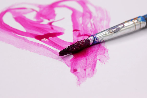 特写笔刷和彩色背景上的油漆图片下载