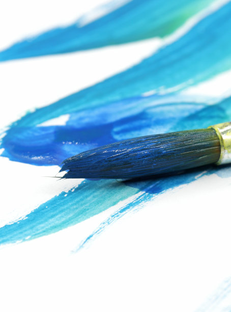 特写笔刷和彩色背景上的油漆图片下载