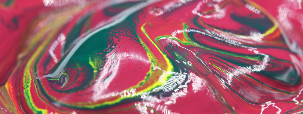 特写笔刷和彩色背景上的油漆图片下载