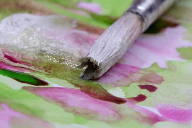 特写笔刷和彩色背景上的油漆图片下载