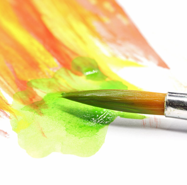 特写笔刷和彩色背景上的油漆图片下载