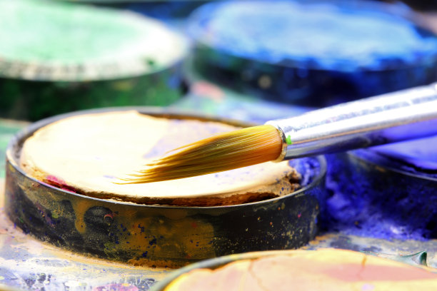 特写彩色水彩颜料和画笔图片下载