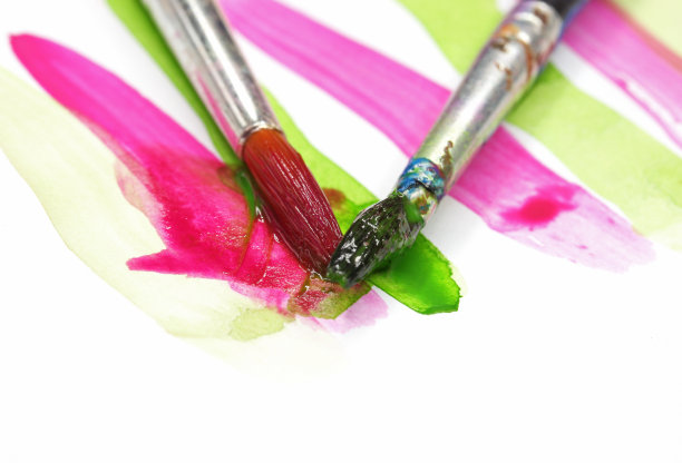 特写笔刷和彩色背景上的油漆图片下载