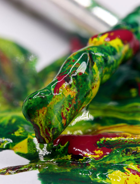 特写笔刷和彩色背景上的油漆图片下载