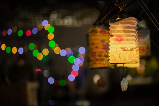暗室里悬挂的彩灯。月饼节，中秋节，中国元宵节图片下载