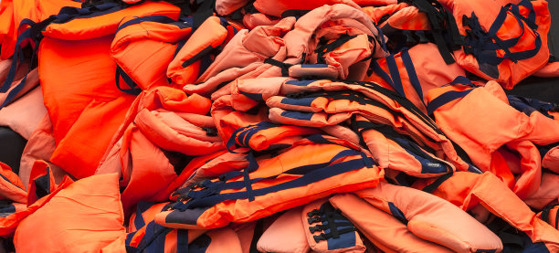 一堆红色救生衣图片下载