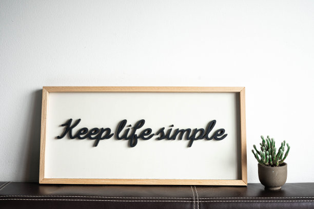 “让生活更简单”的相框和仙人掌树。图片下载