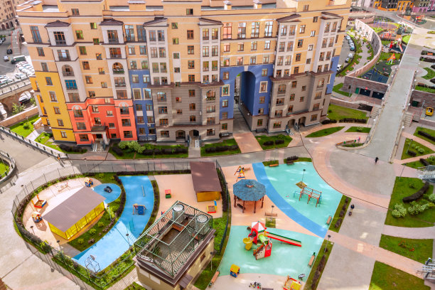 现代多户住宅建筑外观与儿童游乐场城市住宅区区域开发图片下载
