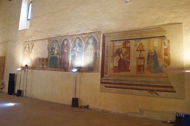 圣托马索和普洛斯彼罗教堂在古老的中世纪村庄Certaldo图片下载