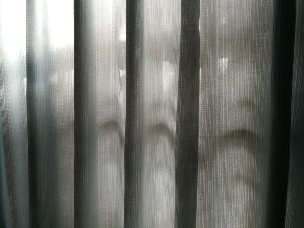 卧室的透明窗帘和柔和的光线图片下载