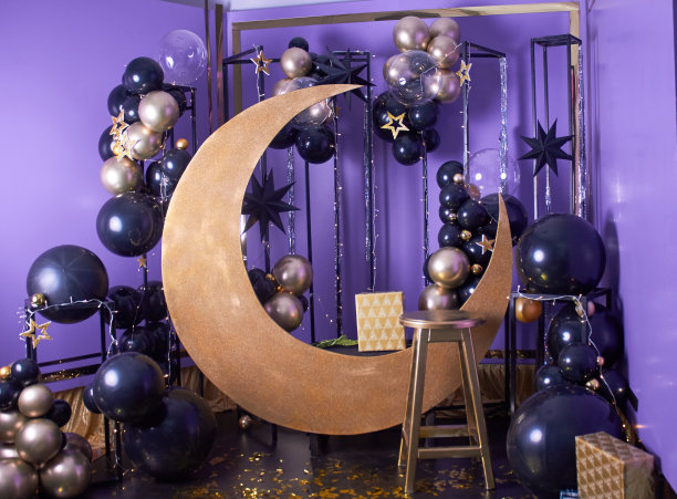 放置照片会话。新年的属性。光带月亮与星星。气球。节日照明。图片下载