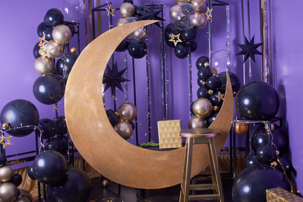 放置照片会话。新年的属性。光带月亮与星星。气球。节日照明。图片下载