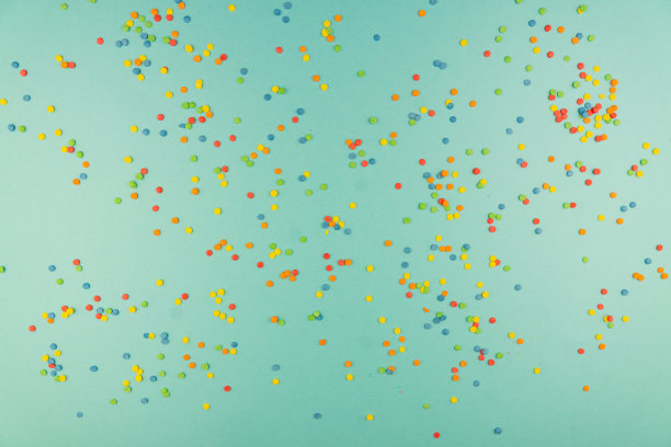 点缀背景，糖纸，装饰蛋糕和烘焙。俯视图，平放。柔和的颜色图片下载