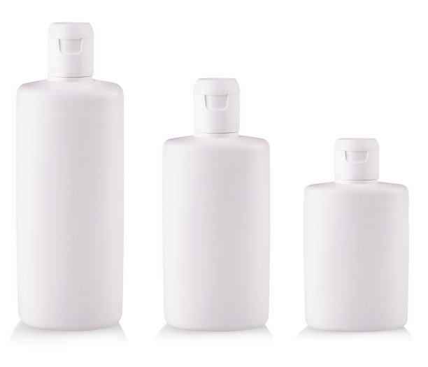 白色塑料瓶和肥皂或洗发水没有标签反射在白色背景上图片下载