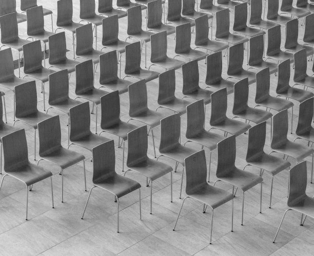 成排的椅子是会议的背景。图片下载