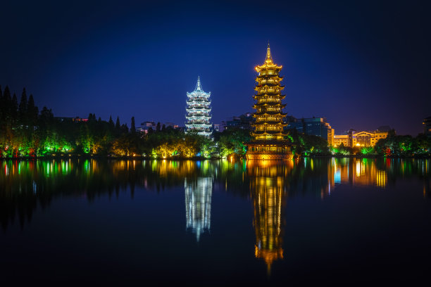 中国桂林晚上的日月塔。图片下载