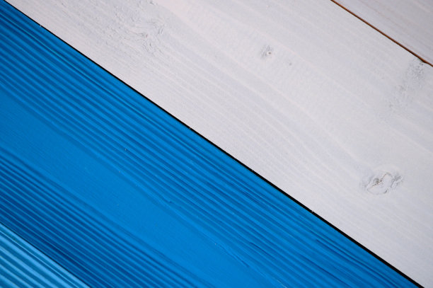 蓝色和白色木质纹理背景的顶部对角线视图。抽象墙纸蜡笔蓝色海洋颜色图片下载