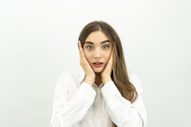 白色背景下的金发女商人图片下载