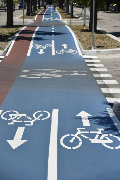 自行车道由蓝色和白色条纹组成图片下载